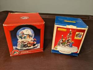 lot 226 image: Musical Christmas Snow Globe & Lighted Figurine