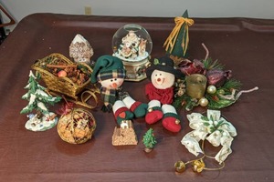 lot 235 image: Christmas Snowglobe, Figurines, Decor