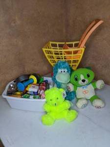 lot 422 image: Toy Food, Shopping Cart and Stuffed Animals