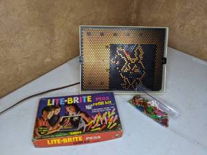 lot 426 image: Vintage Lite-Brite with Pegs