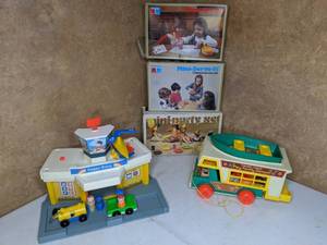 lot 427 image: Vintage Toys Fisher Price & BakingServingParty Sets