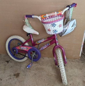 lot 303 image: Huffy Sea Star Girls Bike with Basket and Helmet