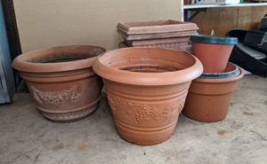 lot 309 image: Lot of Large Plastic Planters