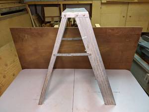 lot 353 image: Folding Aluminum Step Ladder