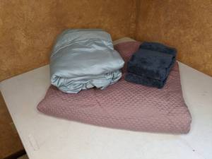 lot 445 image: Duvet Cover, Sheet Set, Hand Towels