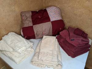 lot 449 image: Bath & Hand Towels, Quilt, FullQueen Sheets