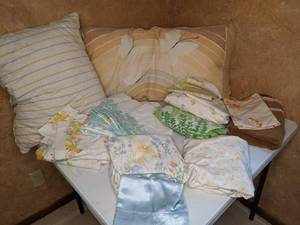 lot 451 image: Mixed Lot of Vintage Bed Linens
