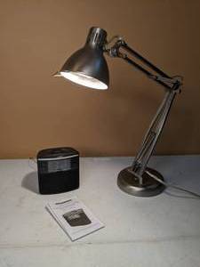 lot 462 image: Sylvania Bluetooth Autoset Clock Radio w USB Charging & Adjustable Desk Lamp