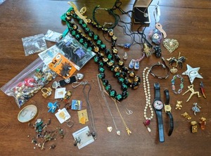 lot 177 image: Lot of Fashion Jewelry
