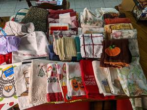 lot 179 image: Kitchen Towels, Aprons, Pot Holders, etc.