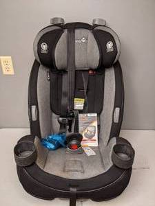 lot 316 image: Safety 1st Grow and Go 3-in-1 Convertible Car Seat
