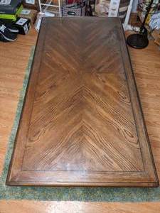 lot 390 image: Oversized Coffee Table & Colorful Shag Rug