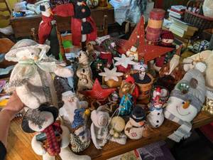 lot 190 image: Colossal Christmas and Winter Decor Lot