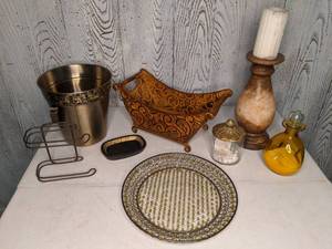 lot 468 image: Assorted Bathroom and Home Decor