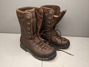 lot 321 image: Mens Size 9 Tall Outdoor Aku Boots