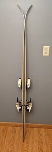 lot 325 image: Vintage Elan Omni Series 6000 SP Skis with Salomon 547 Bindings