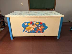 lot 271 image: Vintage Childrens Toy Chest