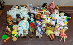 lot 255 image: Dolls, Dolls and More Dolls