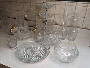 lot 616 image: Beautiful Crystal and Glassware Platters, Bowls, Vases, etc.