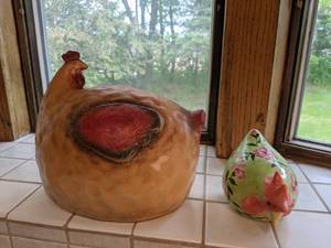 lot 618 image: Cheerful Chicken Decor