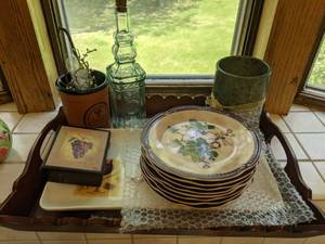 lot 619 image: Wine Inspired Home Decor