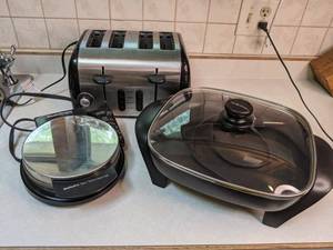 lot 625 image: Toaster, Electric Skillet & Waffle Maker