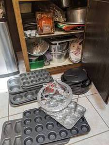 lot 605 image: Big Lot of Bakeware