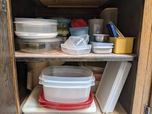 lot 608 image: Contents of Cupboard Kitchen Plasticware (Tupperware, Rubbermaid, etc.)