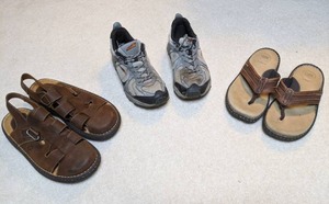 lot 514 image: Mens Size 9 Sandals and Sneakers