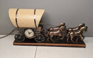 lot 724 image: Vintage United Electric Horse Drawn Wagon Mantel ClockLamp