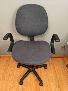 lot 730 image: Rolling Office Chair with Arms
