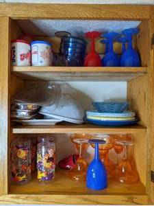 lot 719 image: Contents of Kitchen Cupboard Plastic Drinkware, Paper Plates