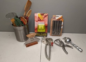 lot 345 image: Lot of Kitchen Gadgets and Utensils
