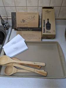 lot 633 image: Lot of Pampered Chef Kitchen Items