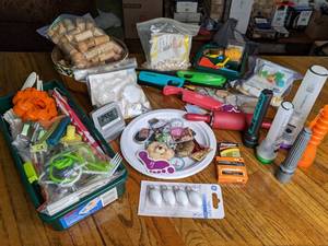 lot 640 image: Lot of Random Kitchen and Household Items