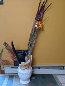lot 644 image: Urn Vase with Dried Flowers & Inspirational Art