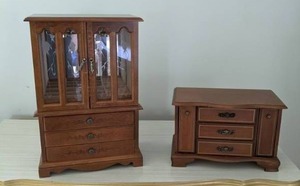 lot 561 image: (2) Vintage Wood Jewelry Boxes