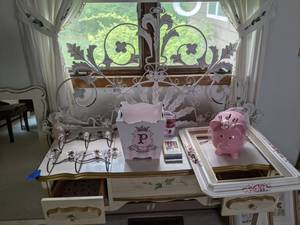 lot 563 image: Pretty in Pink Decor Lot