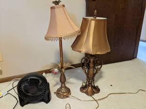 lot 575 image: Small Fan and (2) Table Lamps