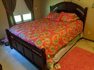 lot 577 image: Queen Size Headboard and Footboard with Bedding
