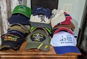 lot 553 image: Lot of (19) Baseball Hats - Some Vintage