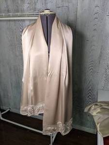 lot 538 image: Elegant Scarves and Shawls See photos