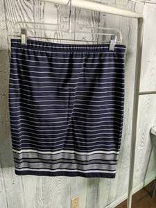 lot 539 image: Womens S & M Clothing Skirts, Capris, Shorts