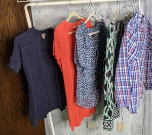lot 541 image: (5) Womens Tops XS and S