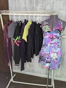 lot 520 image: Random Clothing Lot Men and Womens