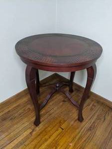 lot 657 image: Round Accent Table with Bowed Legs