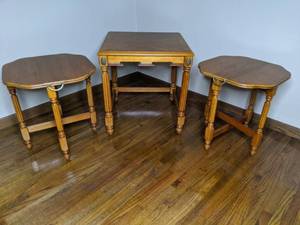 lot 673 image: Set of (3) Small Nesting Tables
