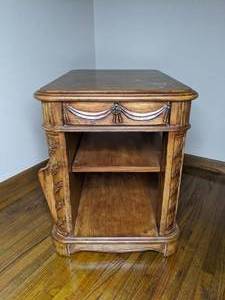 lot 674 image: Elegant End Table with Magazine Holders