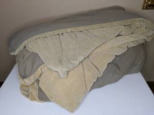lot 547 image: King Size Duvet Cover and Down Comforter