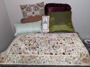 lot 548 image: Floral Area Rug and (6) Throw Pillows